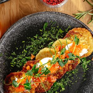 Драники с тартаром из свежего лосося и сливочным сыром
