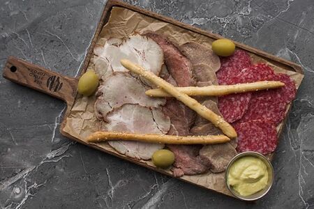 Доска с мясными закусками