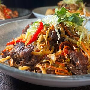 Wok с тушёными говяжьими щёчками 