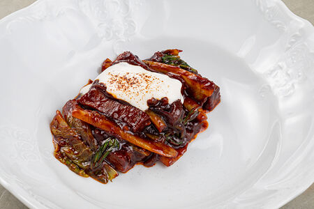 Говяжий язык с жареным романо, перечным соусом и сметаной