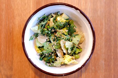 Зелёный салат с ореховым соусом