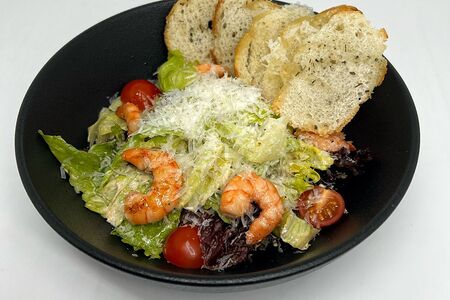 Салат Цезарь с креветками