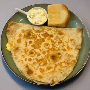 Жареная яичница с колбасками и сыром в лаваше 