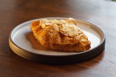 Круассан миндальный