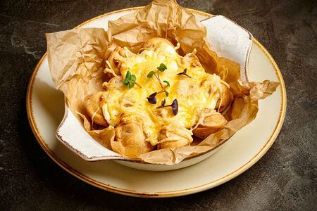 Запеченные мясные пельмени под сулугуни со сметаной