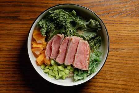 Боул с татаки из тунца, тыквой, эдамаме