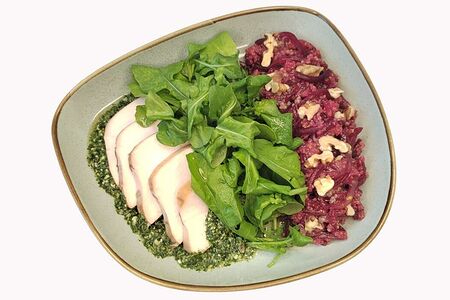 Салат с рукколой, куриной грудкой и свеклой в соусе песто