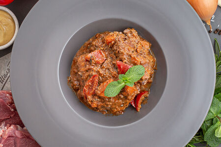 Томленая баранина с овощами су-вид