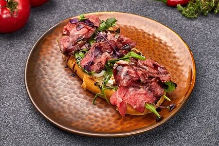 Брускетта с говядиной и микс салатом