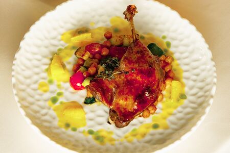 Утиная ножка с овощами и апельсиновым соусом