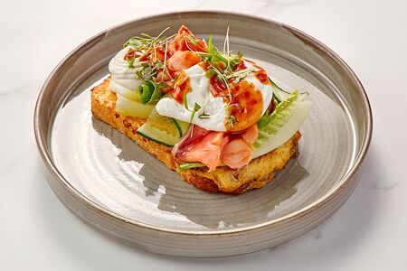 Бриошь с копченым лососем