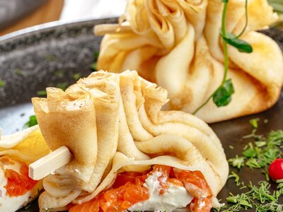 Блинчики с тартаром из свежего лосося и сливочным сыром