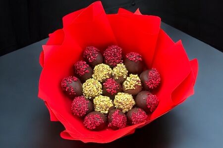 Букет красный из клубники в шоколаде