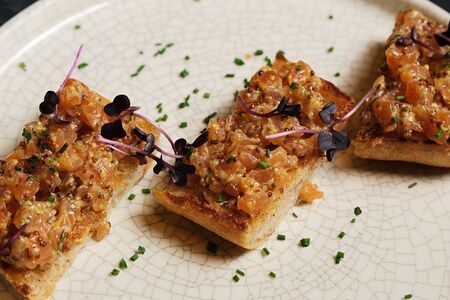 Брускетта с подкопченным лососем