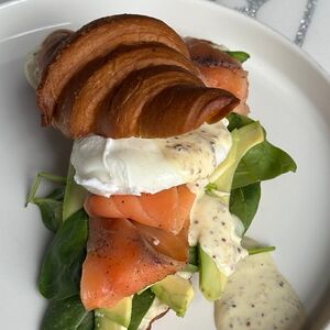 Круассан с лососем