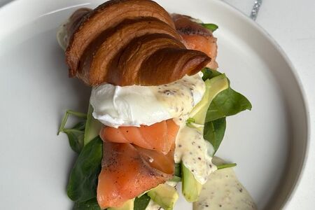 Круассан с лососем