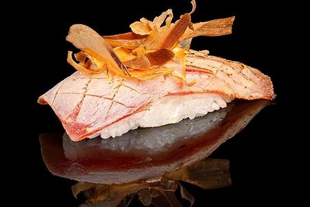 Опаленные суши с тунцом