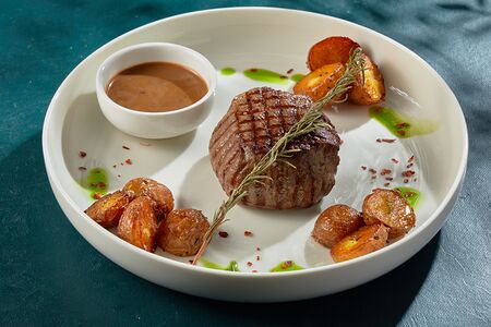 Филе-миньон с перечным соусом