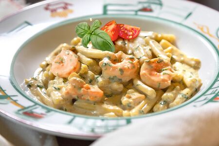 Паста Казаречче с лососем и креветками