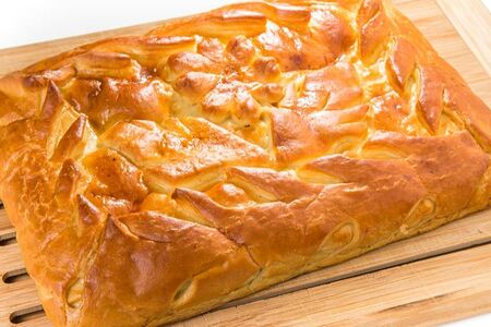 Пирог с копчёной курицей и сыром