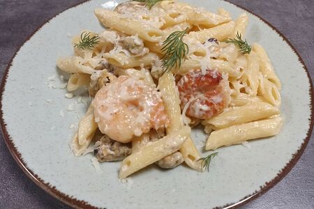 Паста Пенне с мидиями и тигровыми креветками