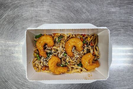 Вок-лапша в ореховом соусе с креветками