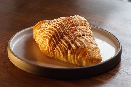 Круассан с малиной и крем-чизом