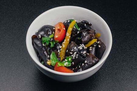 Салат с древесными грибами