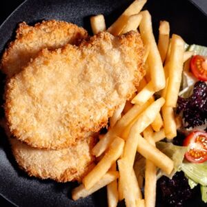Куриный шницель с чесночным соусом и микс-салатом