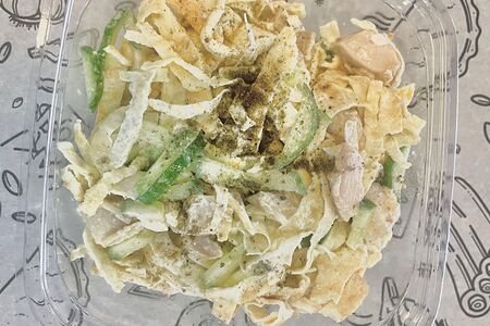 Салат с омлетной лентой и курицей
