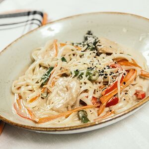 Удон с курицей в сливочном соусе