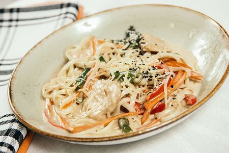 Удон с курицей в сливочном соусе