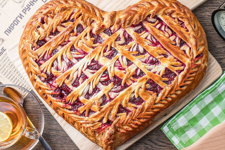 Пирог Сердце с клубникой