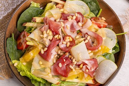 Салат с копченой утиной грудкой и грушей