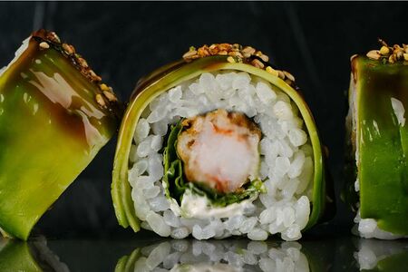 Ролл с креветкой в темпуре и авокадо