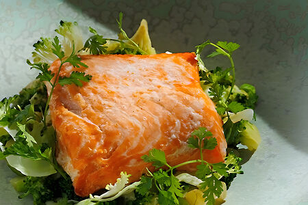 Морская форель, соте из зеленых овощей, беарнез