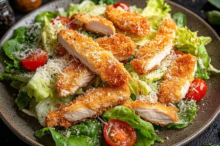 Салат Цезарь с курицей в панировке