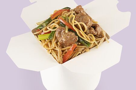 Яичная лапша с курицей в сливочно-копчёном соусе