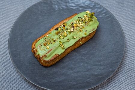 Эклер с фисташкой