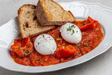 Шакшука с яйцом пашот