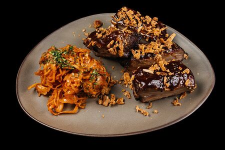 Ребра BBQ с луком фри