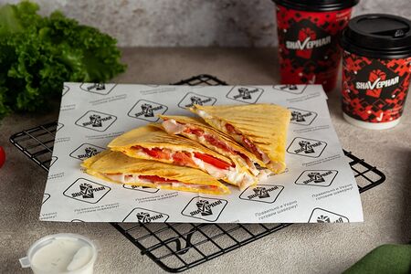 Кесадилья с беконом и сыром