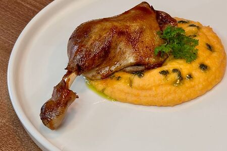 Утиная ножка конфи с пюре из корнеплодов