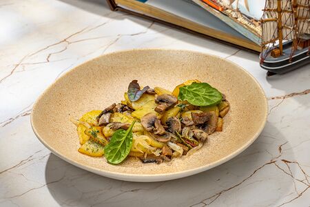 Жареный картофель с грибами