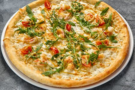 Пицца с креветками и рукколой