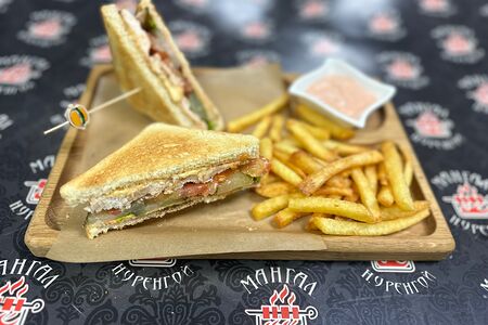 Сэндвич с курицей, фри и соусом