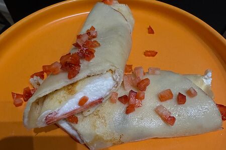 Блин со свежей клубникой и рикоттой