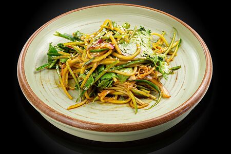 Острый салат из огурцов, кинзы, лука и грибов эноки 