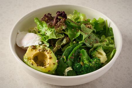 Зеленый салат с лаймовой заправкой