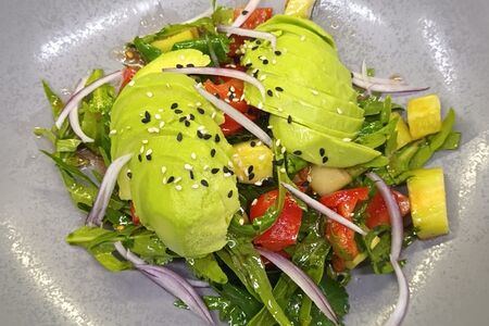 Овощной салат с цитрусово-кунжутной заправкой 